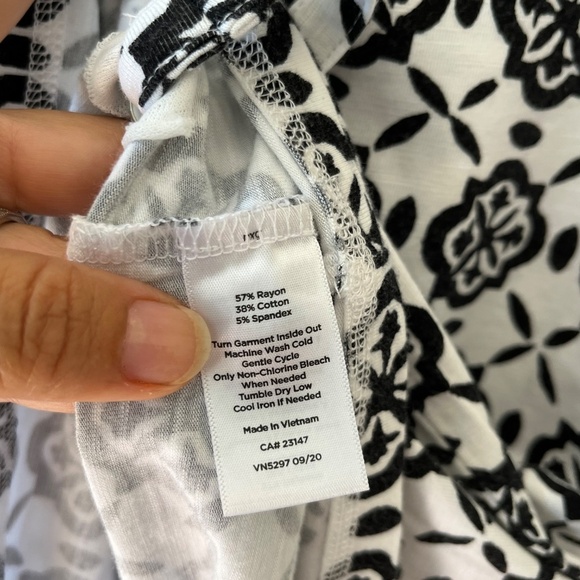 Talbots Sz M Stretch Geometric Black White Elbow Sleeve Blouse Top Shirt - Picture 8 of 9